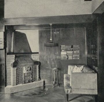 Opernring 13: Kaminecke in der Wohnung Leopold Langer, gestaltet von Adolf Loos; um 1930