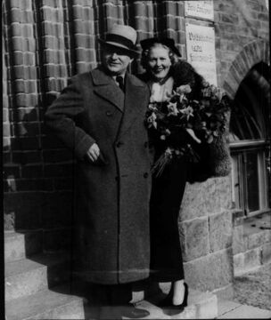 Liane Haid mit Hans Somborn nach Trauung (1936)