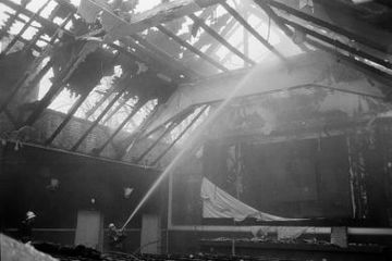 Innenaufnahme des nach dem Brand zerstörten Dachstuhls des Park-Kinos (10. Jänner 1966)