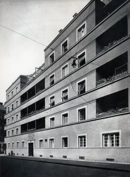 Städtische Wohnhausanlage Köhlergasse 1-3: Fassade Köhlergasse