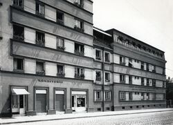 Wohnhausanlage Dornbacher Straße - Fassade, Teilansicht.jpg