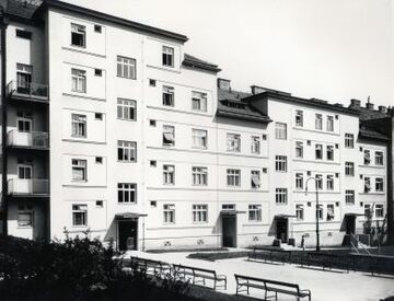 Städtische Wohnhausanlage Onno-Klopp-Gasse 12-16: Innenhof