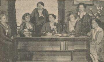 Marianne Melitta Bauer (Mitte, sitzend) während des 6. Internationalen Ärtzinnenkongresses in Wien, 1931