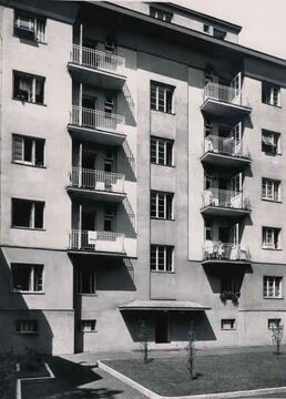 Wohnhausanlage Brüßlgasse 34: hofseitige Fassade