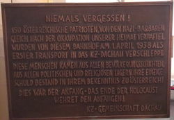 Gedenktafel Erster Häftlingstransport KZ Dachau, 1150 Westbahnhof.JPG