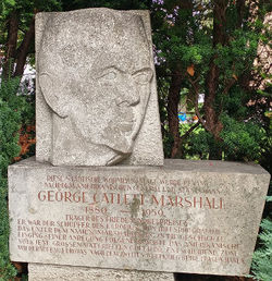 Denkmal George Catlett Marshall, 1220 Am Kaisermühlendamm 1-5.jpg