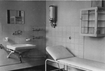 Schularztzimmer in der Schäfferschule (1951)