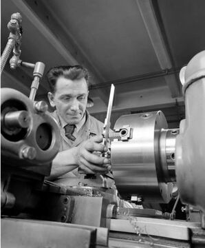 Elektrische Drehbank für Gewinde amerikanischer Herkunft in der Fabrik Siemens & Halske, 3., Apostelgasse 12-14 im Rahmen des Marshallplans, März 1950