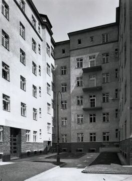 Städtische Wohnhausanlage Triester Straße 51-53: Innenhof