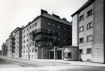 Städtische Wohnhausanlage Wienerbergstraße 16-20: Fassade Pirkebnerstraße