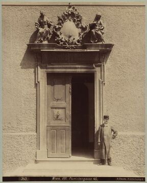 Piaristengasse 45 - Löwenburgkonvikt und kaiserlich - königliches Staatsgymnasium (Portal) (1899)