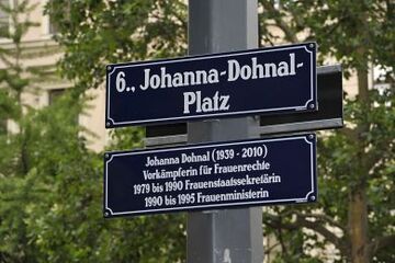 Straßen-Benennungstafel und Erläuterungstafel am Johanna-Dohnal-Platz im 6. Bezirk, 2012
