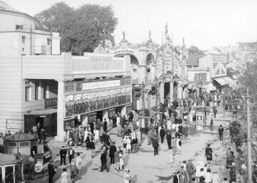 Zirkus Busch Kino mit der <!--LINK'" 0:0--> im Hintergrund (um 1930)