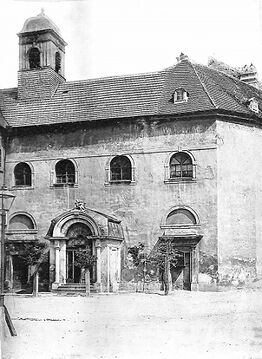 Die Johannes-Nepomuk-Kapelle an ihrem ursprünglichen Ort an der Rosaliakapelle im Freihaus auf der Wieden, Ende 19. Jahrhundert.
