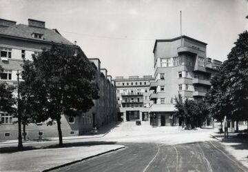 Rudolf-Sigmund-Hof: Gersthofer Straße, Blick zur Überbauung der Hockegasse