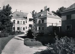 Wohnhausanlage Hüttelbergstraße - Innenhof (Garten) 2.jpg