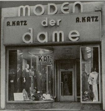 Blindengasse 2, Portal des Damenmodengeschäfts Katz, gestaltet von Viktor Goldberg, 1935