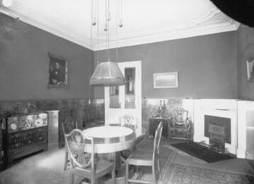 Wohllebengasse 19: Speisezimmer in der Wohnung Gustav und Marie Turnowsky, gestaltet von Adolf Loos; um 1930