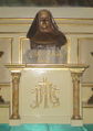 Altar mit Bronzebüste von Sr. Maria Restituta