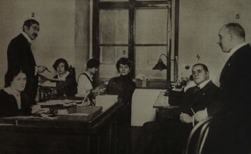Alice Schalek (1. v. l.)  im Büro der Hilfsaktion "Schwarz-gelbes Kreuz", 1914