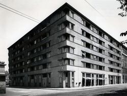 Ernst-Hinterberger-Hof - Fassade Ecke Gießaufgasse Josef-Schwarz-Gasse.jpg