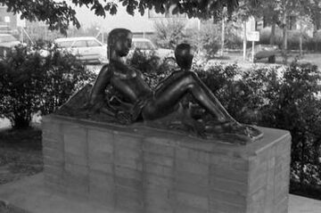 "Mutter und Kind", Skulptur von Siegfried Charoux in der Gussriegelstraße