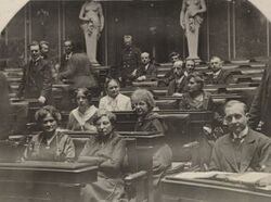 Weibliche Abgeordnete Parlament.jpg