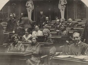 Emmy Freundlich (2. Reihe links) mit <!--LINK'" 0:0-->, <!--LINK'" 0:1-->, <!--LINK'" 0:2-->, <!--LINK'" 0:3--> und <!--LINK'" 0:4--> bei einer Sitzung der konstituierenden Nationalversammlung, 1919