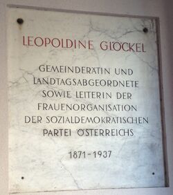Gedenktafel Leopoldine Glöckel, 1120 Steinbauergasse 1-7.jpg