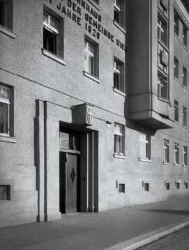 Städtische Wohnhausanlage Liebenstraße 48: Portal