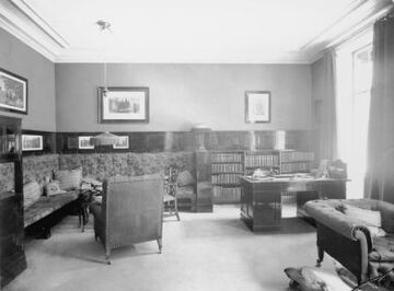 Wohllebengasse 19: Herrenzimmer in der Wohnung Gustav und Marie Turnowsky, gestaltet von Adolf Loos; um 1930