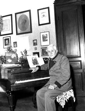 Ludwig Gruber in seiner Wohnung, 1954
