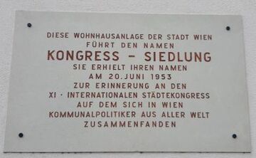 Gedenktafel zur Benennung der Kongresssiedlung am Haus Kalmanstraße 4, 2022