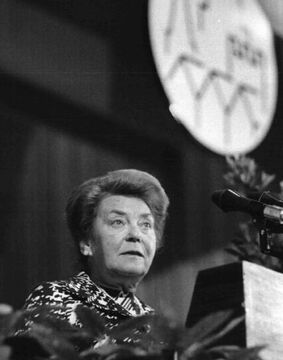Hertha Firnberg spricht bei einem Symposium des Europarates zum Thema "Denkmalschutz 1975"