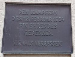 Gedenktafel für Kämpfer des 12. Februar 1934, 1220 Mälzelplatz.jpg