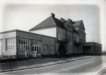 Städtische Wohnhausanlage Josef-Baumann-Gasse 65-67: Fassade Zehdengasse mit Kindergarten
