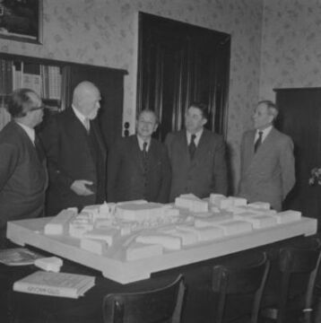 Körner besucht Stadtbauamt 1954.