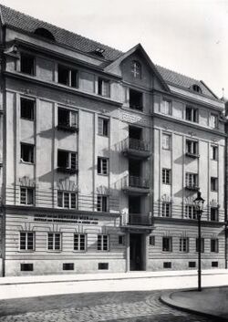 Wohnhausanlage Chrobakgasse - Fassade Wurmsergasse.jpg