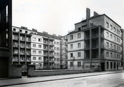 Volkswohnhaus Hagenmüllergasse - Fassade Hagenmüllergasse, Straßenhof.jpg