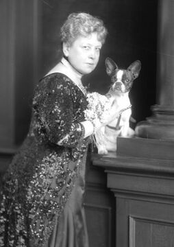 Anna Sacher mit ihrem Boston-Terrier, 1925