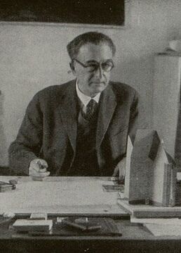 Oskar Strnad beim Bau eines Bühnenbildmodells, um 1930