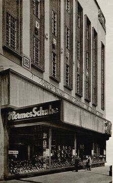 Mariahilfer Straße 122, Detail der Fassade mit dem Namensschild von Leopold Liebl nach dem Umbau, 1932