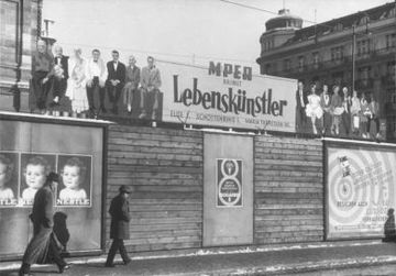 Reklame für den Film „Lebenskünstler“ vor der Oper (1947)