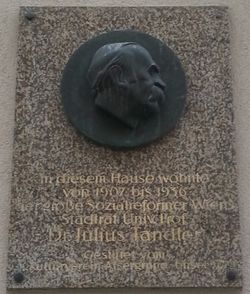 Gedenktafel Julius Tandler, 1090 Beethovengasse 8.jpg