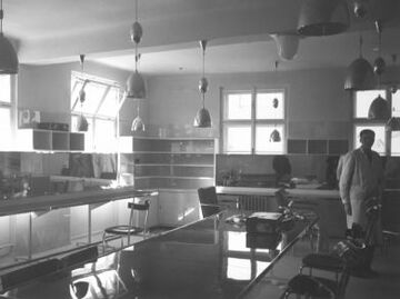 Der modern ausgestattete Schminkraum im Atelier Rosenhügel (Weltbild, 3. März 1939)
