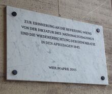 Gedenktafel Befreiung Wien und Wiedererrichtung der Demokratie, 1010 Rathaus.JPG
