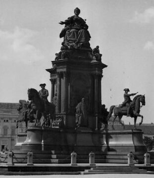 Das Maria-Theresien-Denkmal 1950