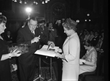 Paula Wessely erhält aus den Händen von Bürgermeister Bruno Marek die Goldene Ehrenmedaille der Stadt Wien (8.6.1967)