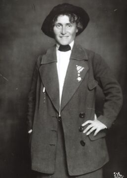 Alice Schalek mit dem Goldenen Verdienstkreuz mit Krone am Band der Tapferkeitsmedaille, 1917