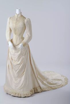Gesellschaftskleid von Katharina Schratt aus dem Jahr 1888, aufgenommen um 2009